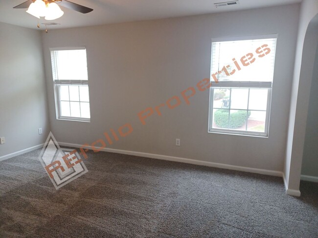 Building Photo - Cozy 4 Bedroom 3 Bathroom 1 Car-Garage End...