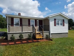 Building Photo - Two Bedroom House With Spacious Yard On Whipple Drive