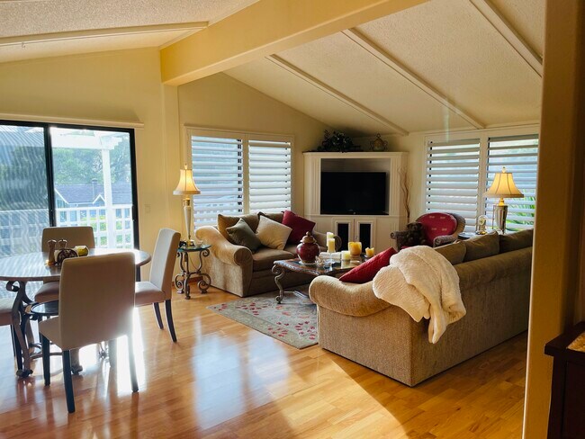 Building Photo - 229 Oak View
