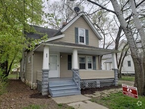 Building Photo - Nice 4 bedroom colonial with covered front...