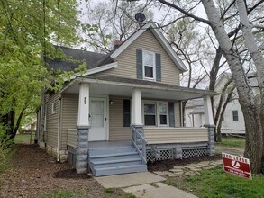 Building Photo - Nice 4 bedroom colonial with covered front...