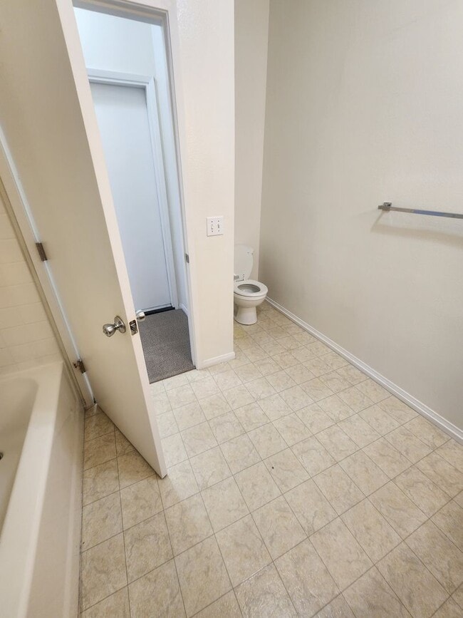 Building Photo - Comfortable One Bed, One Bath Apartment- W...