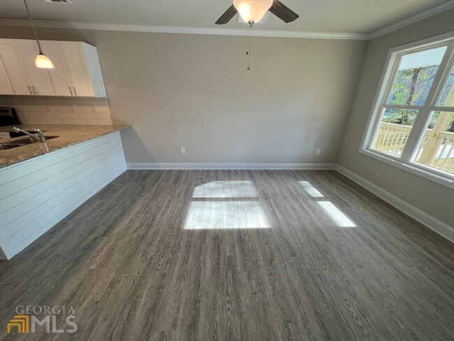 Building Photo - 250 Holly St