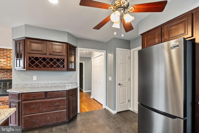 Building Photo - 122 Stuart Dr