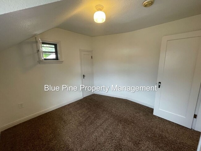 Building Photo - 302 12th St