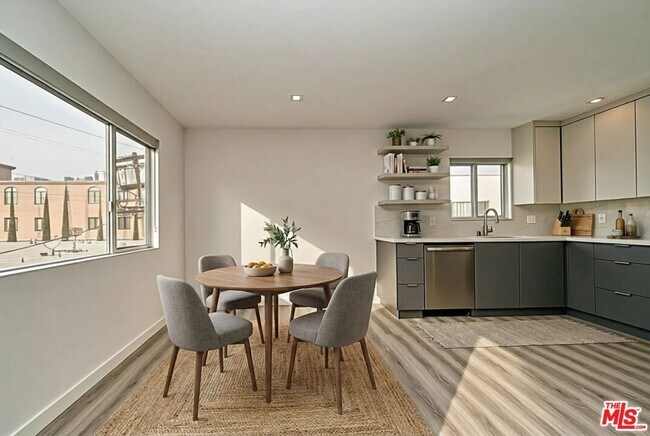 Building Photo - 425 S Willaman Dr