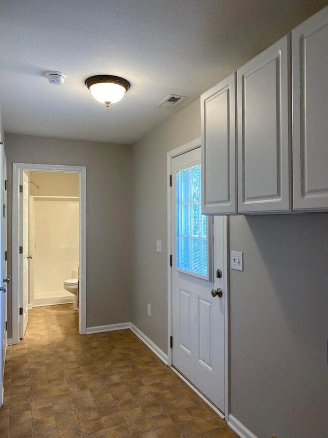 Building Photo - Charming 4BR/3BA Home in Azalea Acres – A Must-See