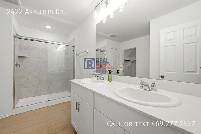 Building Photo - 2422 Arbutus Dr