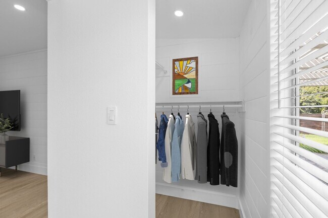 Building Photo - 6910 Eberhart St