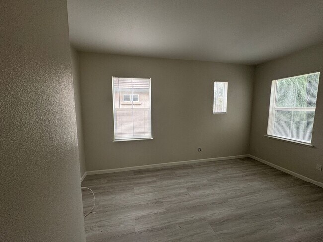 Building Photo - Great 5 bedroom 2.5 bath home in desirable Brentwood neighborhood! Crown molding in living room w...