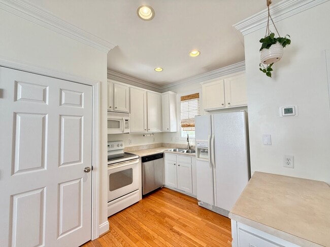 Building Photo - **OFFERING WAIVED APPLICATION FEES & $100 ...
