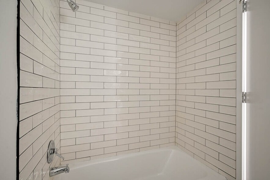 Building Photo - 7620 N Sheridan Rd