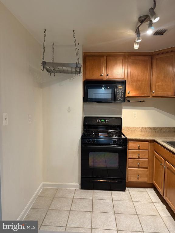 Building Photo - 10570 Main St