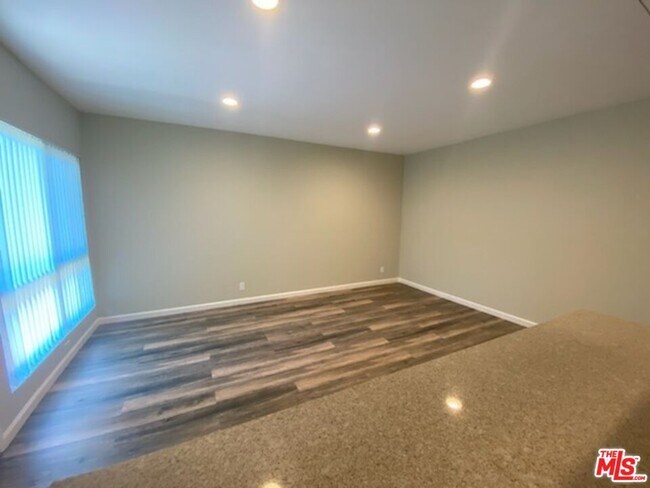 Building Photo - 7925 Vineland Ave