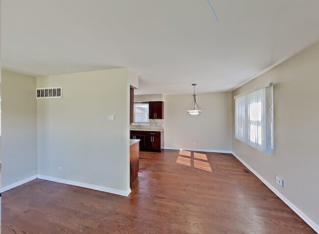 Building Photo - 8840 Hickory Dr