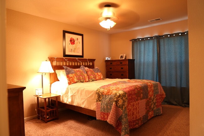 Building Photo - 131 Edna St