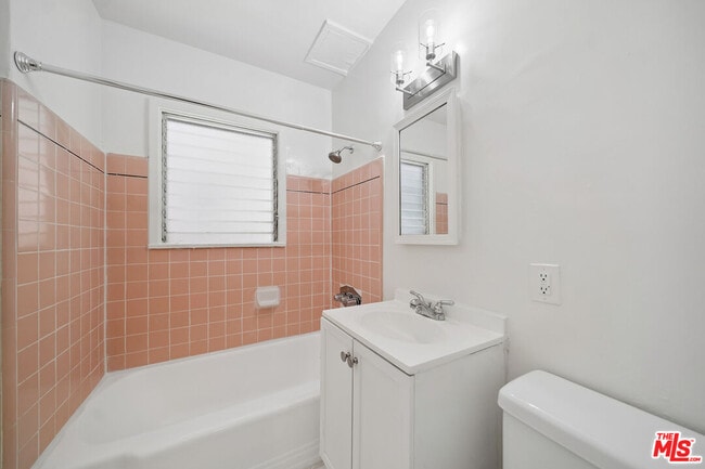 Building Photo - 612 S Dunsmuir Ave