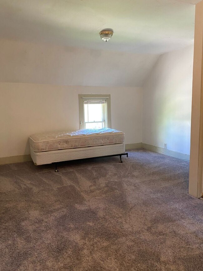 Building Photo - In the Heart of Dinkytown - Amazing 6 bedroom Victorian Rental Home,  Fall 2026!