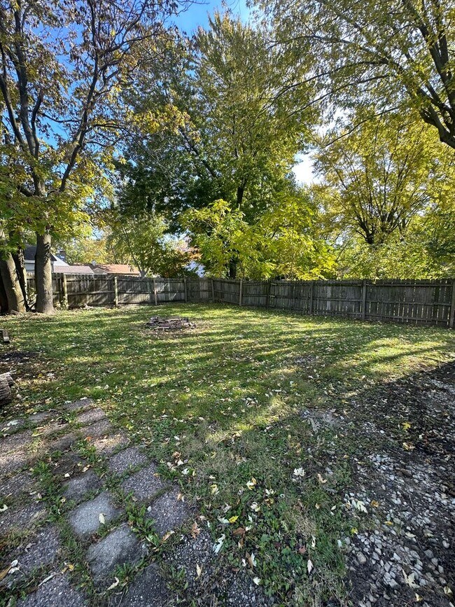 Building Photo - 3 Bedroom Single Family Home Available in August