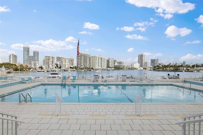 Building Photo - 900 Bay Dr