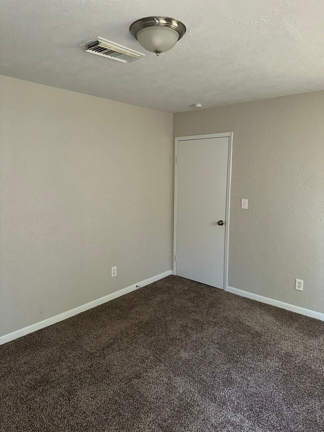 Building Photo - 8 Lanes End