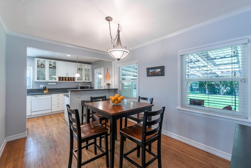 Building Photo - 5865 Vesper Ave