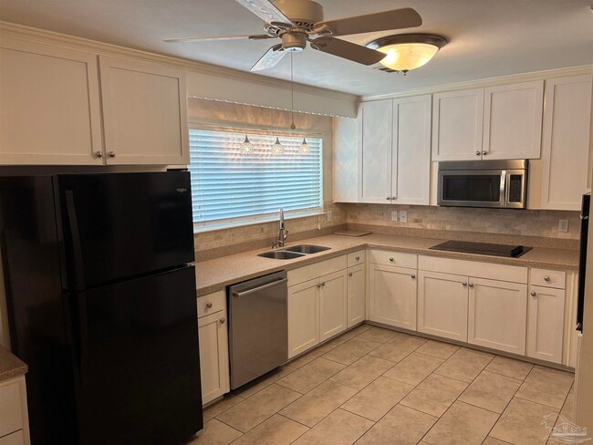 Building Photo - 301 Teakwood Cir