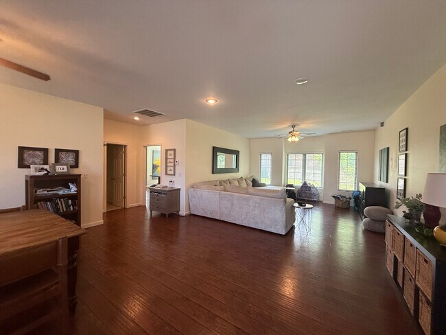 Building Photo - 300 SW Bordeaux Ct