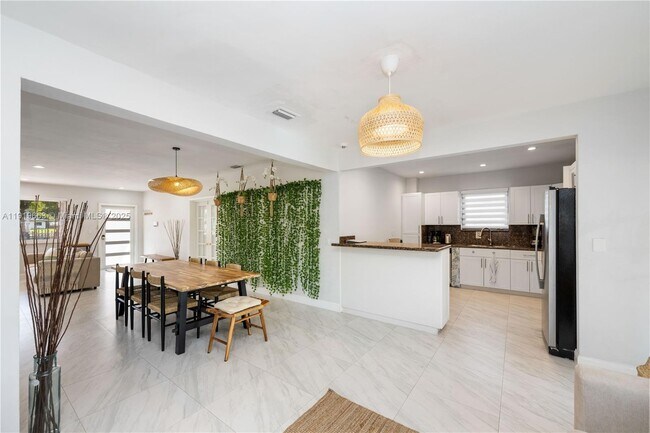 Building Photo - 1331 NE 160th St