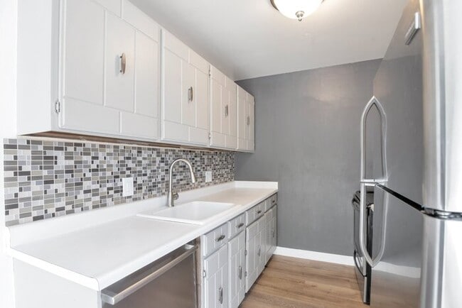 Building Photo - Inviting Townhome w/ 2-car Carport off the...