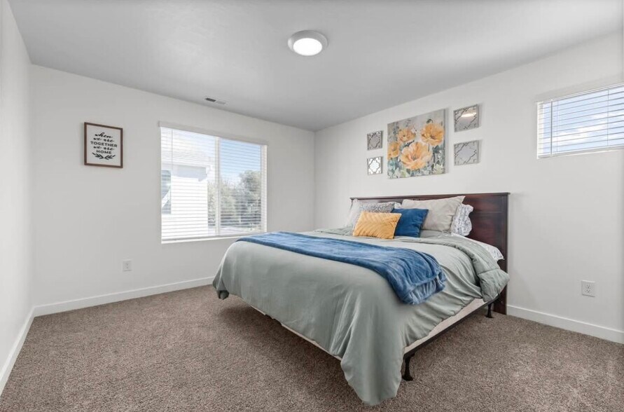 Building Photo - 1116 E Waterway Ln