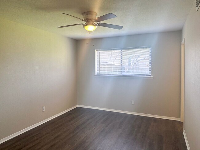 Building Photo - 4 Bedroom / 2.5 Bath Home