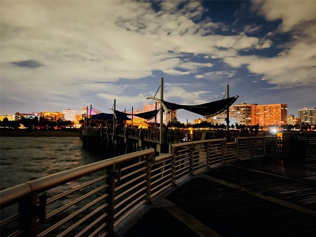 Building Photo - 400 N Riverside Dr