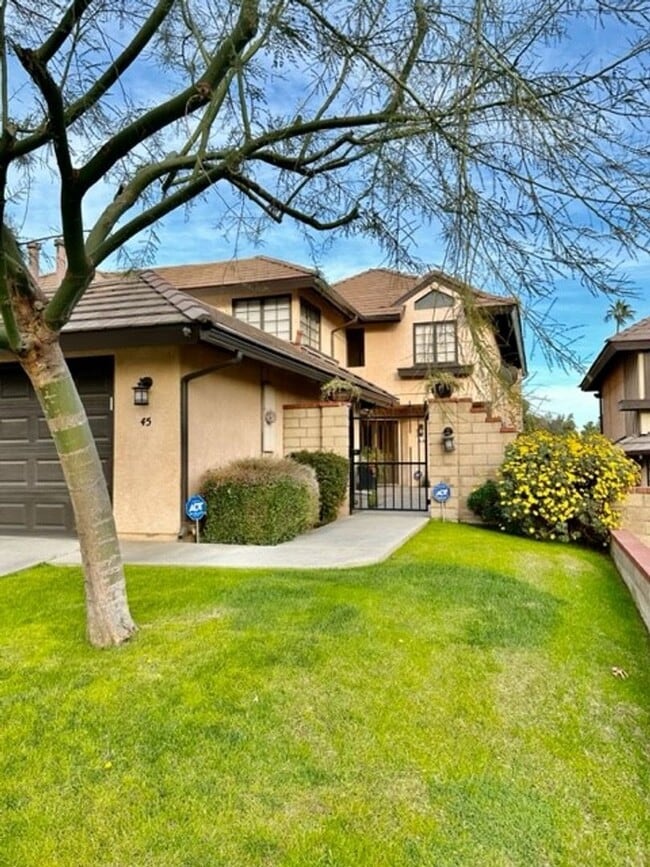 Building Photo - 2323 Easthills Dr