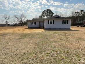 Building Photo - 4 Bedroom, 2 Bathroom Home