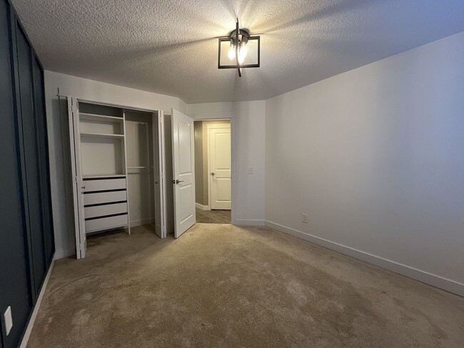 Building Photo - Beautiful Single-Level 3 Bedroom Home with Modern Kitchen and Open Floor Plan