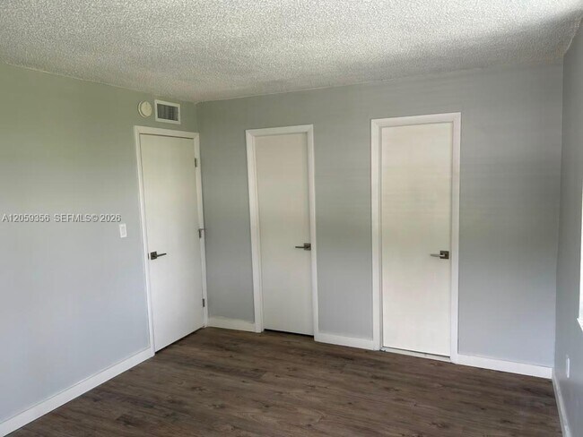 Building Photo - 9320 Fontainebleau Blvd