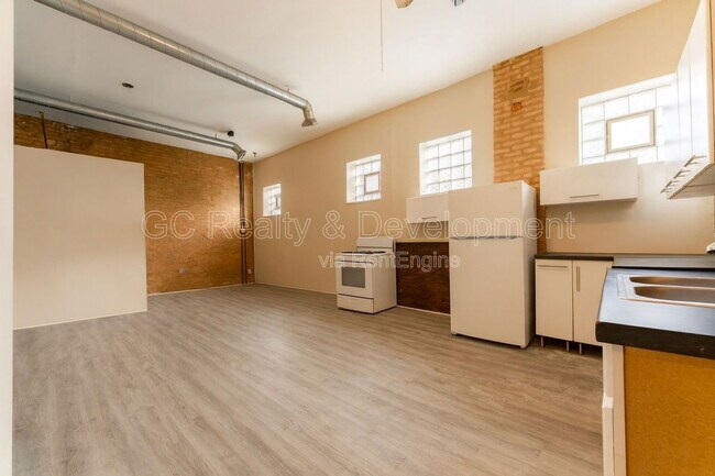 Building Photo - 3328 W Chicago Ave