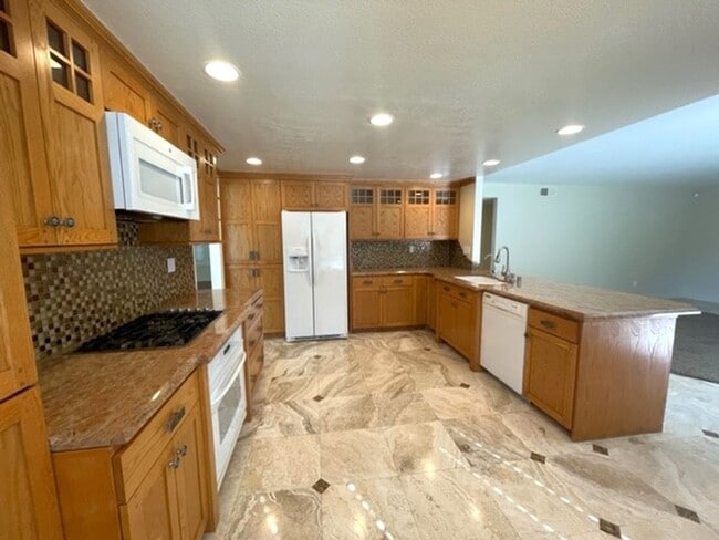 Building Photo - 526 Trailridge Dr