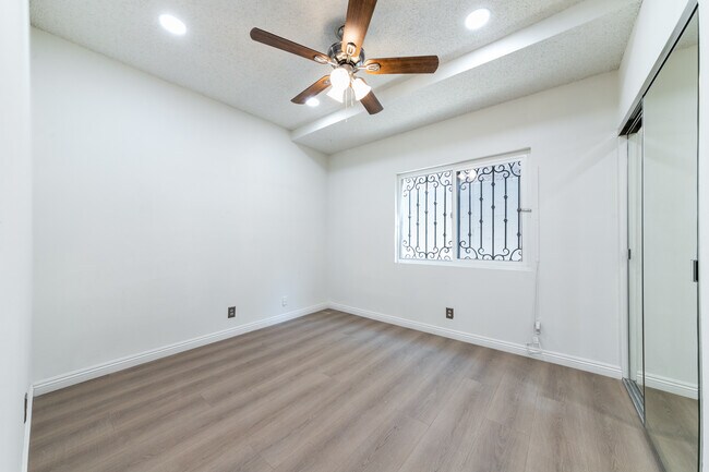 Building Photo - 1138 Grand View S St