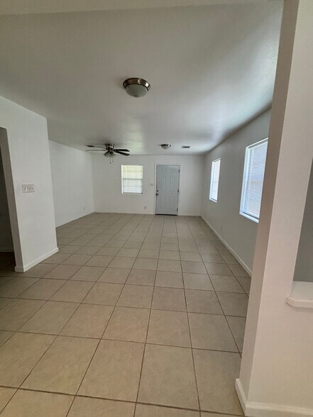 Building Photo - 12406 Carlsbad St