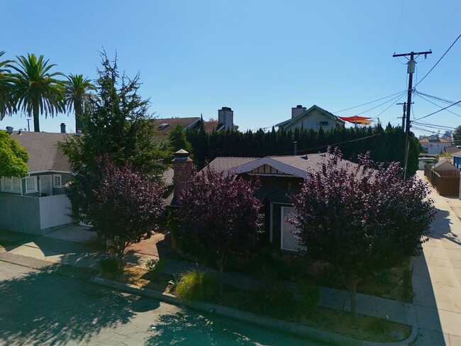 Building Photo - 2624 E 8th St