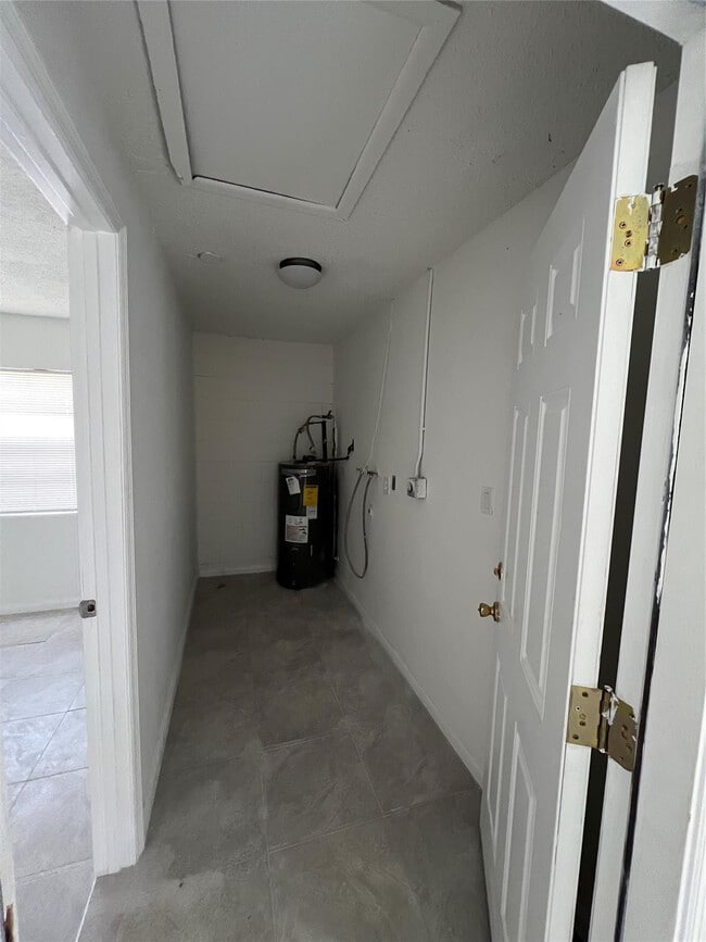 Building Photo - 308 Essex Dr