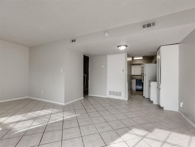 Building Photo - 1402 Bill Carrol Dr