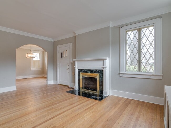 Building Photo - Charming 3BR/1B Conveniently Located Near Rhodes College!