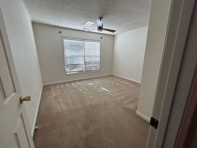 Building Photo - Nice 2 bedroom 2 bath home