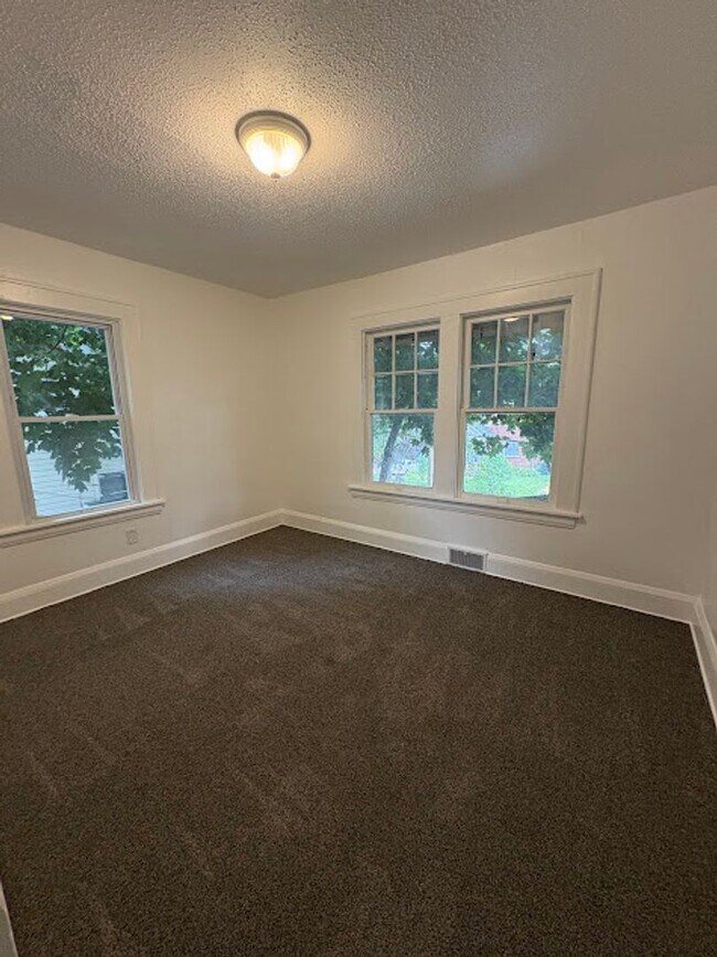 Building Photo - Work Duplex 360 Holdings