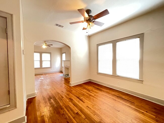 Primary Photo - 713 E Elmira St