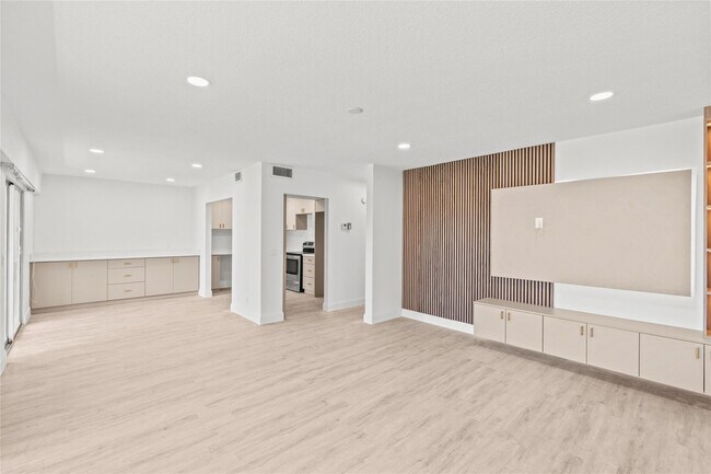 Building Photo - 204 Mansfield F