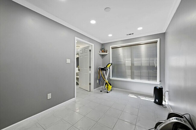 Building Photo - 10 Fourwood Ct